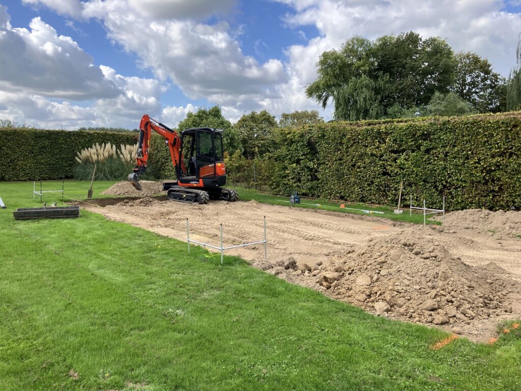 Afgegraven zone voor de betonplaat van de tuinberging met overdekt terras in Diepenbeek