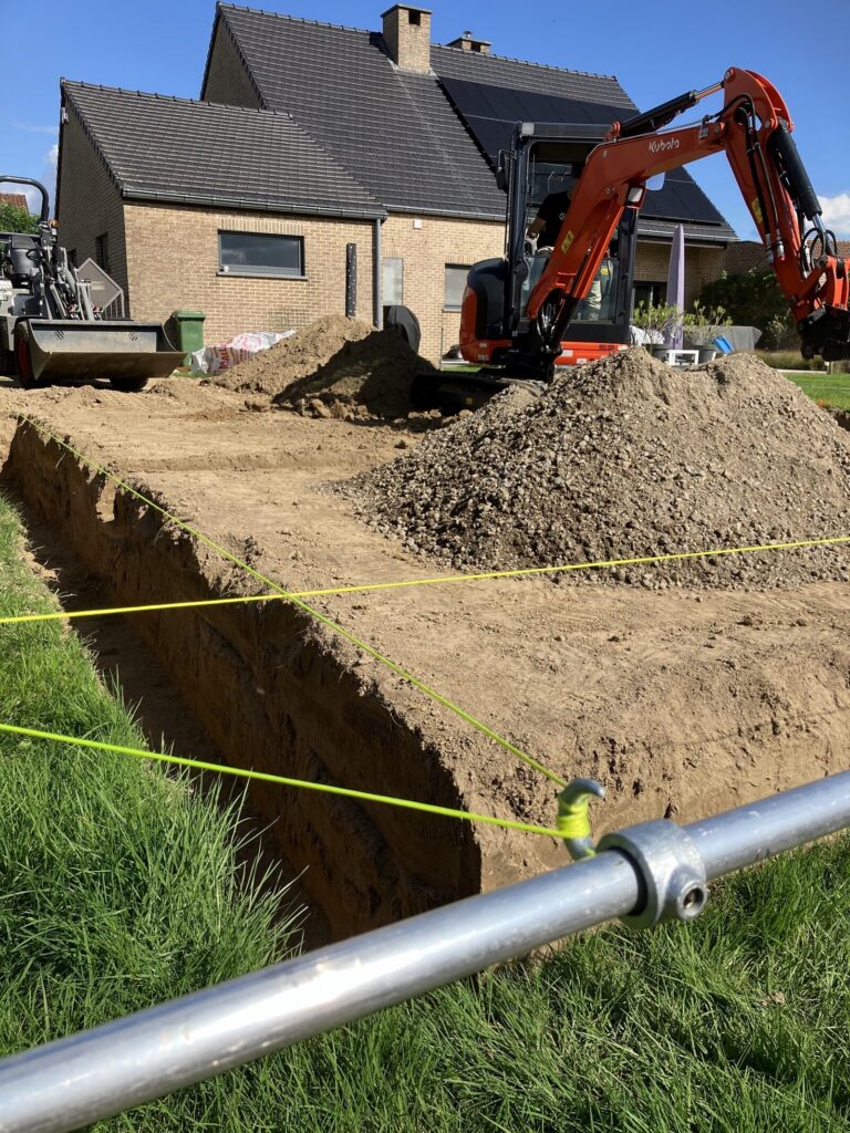 Fundering uitgezet met profielen en draad voor de tuinberging in Diepenbeek